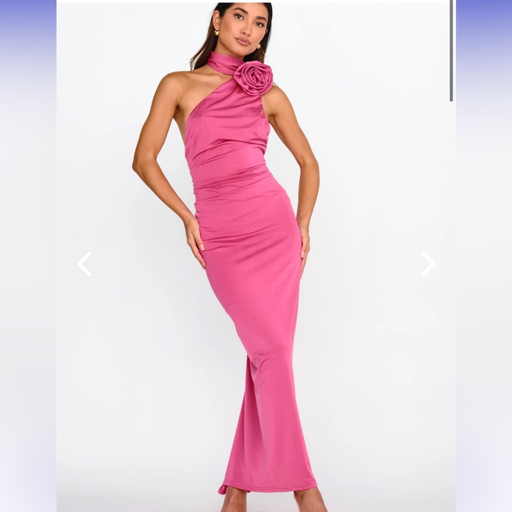 Selfie Leslie HERE COMES THE SUN
Amora Rose Halterneck Maxi Dress Hot Pink, NWT